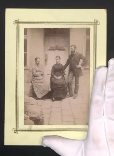 Fotografie Zwei Frauen und ein Mann vor seiner Buchbinderei