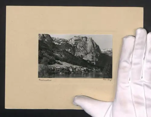 Fotografie Lenz, Ansicht Grundlsee, Totalansicht des Ortes vor einem Gebirgspanorama