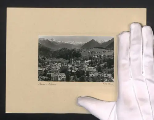 Fotografie Lenz, Ansicht Bad Aussee, Totalansicht des Ortes mit Kirche und Gebirgspanorama