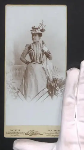 Fotografie F. Schiller, Wien, Mariahilferstrasse 107, Portrait einer Eleganten Dame mit Regenschirm im Jahr 1899