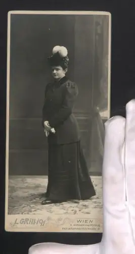 Fotografie L. Grillich, Wien, Wiedner-Hauptstr. 12, Portrait von Mila Kling im schwarzen Kleid im Jahr 1913