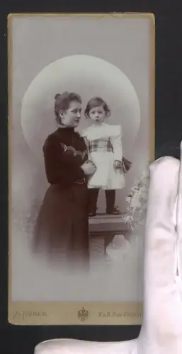 Fotografie A. Huber, Wien, Stefansplatz 2, Portrait einer Mutter mit Kleinkind im feinen Kleid