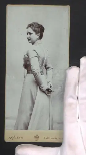 Fotografie A. Huber, Wien, Stefansplatz 2, Portrait einer Frau im eleganten Kleid