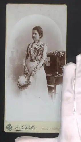 Fotografie Friedr. Schiller, Wien, Mariahilferstrasse 107, Portrait einer eleganten Dame mit blumengeschmücktem Hut