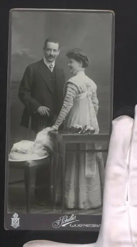 Fotografie Fr. Schiller, Wien, Mariahilferstrasse 107, Elegantes Paarportrait in feiner Kleidung