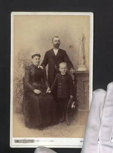 Fotografie H. Schmiedehausen, Wien, Hauptstrasse 19, Familienportrait in eleganter Kleidung