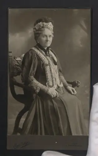 Fotografie Eugen Schöfer, Wien, Kohlmarkt 10, Portrait einer erhabenen alten Dame auf einem Stuhl