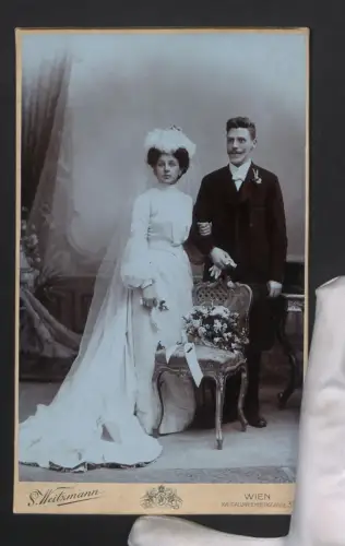 Fotografie J. Weitzmann, Wien, Calvarienberggasse 37, Portrait eines Ehepaares im Brautkleid und Anzug