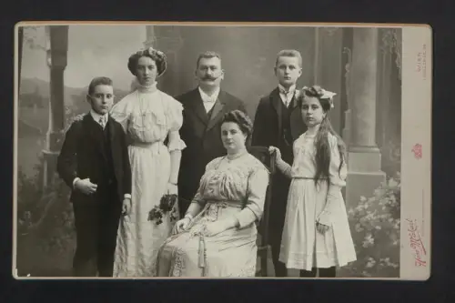 Fotografie Hans Makart, Wien, Wollzeile 34, Familienportrait in eleganter Kleidung, Mädchen mit langen Haaren