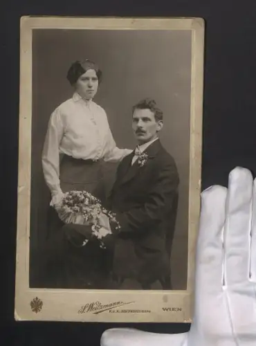 Fotografie J. Weitzmann, Wien, Calvarienberggasse 37, Elegantes Paarportrat mit Blumenstrauss und in feiner Kleidung
