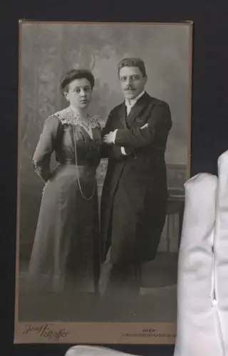 Fotografie Josef Ferhoffer, Wien, Nussdorferstrasse 26-28, Elegantes Paarportrait vor einer Naturkulisse