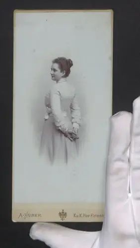 Fotografie A. Huber, Wien, Stefansplatz 2, Portrait einer Dame im eleganten Kleid im Profil