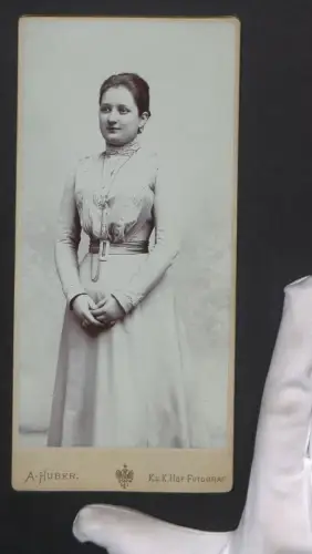 Fotografie A. Huber, Wien, Stefansplatz 2, Portrait einer hübschen Dame im eleganten Kleid und mit Halskette