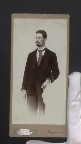 Fotografie Atelier Marietta, Bruck a. L., Portrait eines Mannes im Anzug mit breiter Krawatte