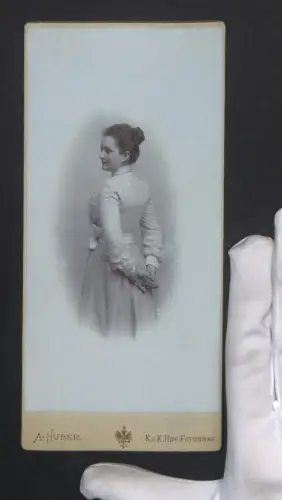 Fotografie A. Huber, Wien, Stefansplatz 2, Portrait einer hübschen Dame im hellen Kleid, Rückenportrait