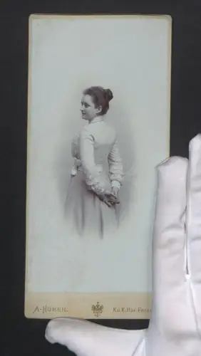 Fotografie A. Huber, Wien, Stefansplatz 2, Portrait einer hübschen Frau im eleganten Kleid, Rückenportrait