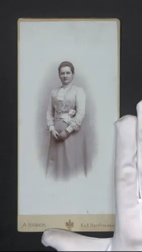 Fotografie A. Huber, Wien, Stefansplatz 2, Portrait einer hübschen Frau im feinen Kleid mit Halskette