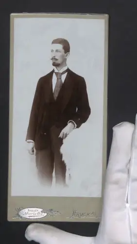 Fotografie Atelier Marietta, Bruck a. L., Portrait eines eleganten Herren mit Krawatte