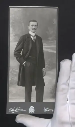 Fotografie Otto Kern, Wien, Margarethenstr. 32, Portrait eines eleganten Herren mit Krawatte