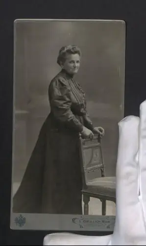 Fotografie L. Grillich, Wien, Wiedner Hauptstr. 12, Portrait von Therese Weber an einem Stuhl im Jahr 1909