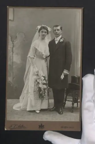 Fotografie F. X. Adler, Wien, Penzingerstrasse 60, Hochzeitsportrait von Felix und Fanni Hofmann im Jahr 1912