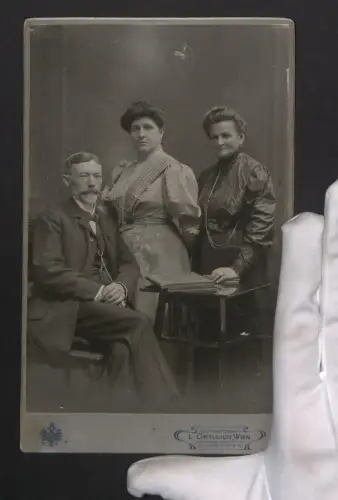 Fotografie L. Grillich, Wien, Wiedner Hauptstr. 12, Portrait dreier Menschen in eleganter Kleidung, re. Anna Weber 1903