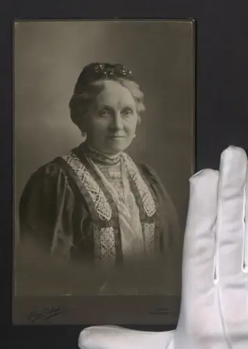 Fotografie Eugen Schöfer, Wien, Kohlmarkt 10, Portrait einer anmutigen älteren Dame