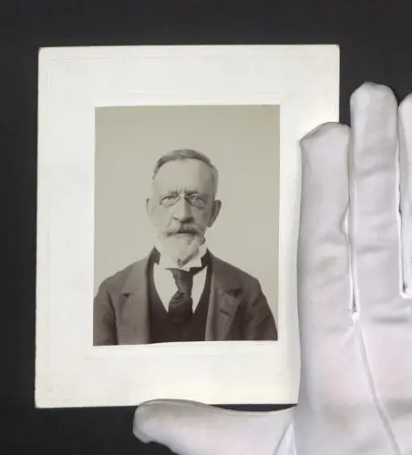 Fotografie R. Lechner, Wien, Graben 31, Portrait eines älteren Herren mit Brille