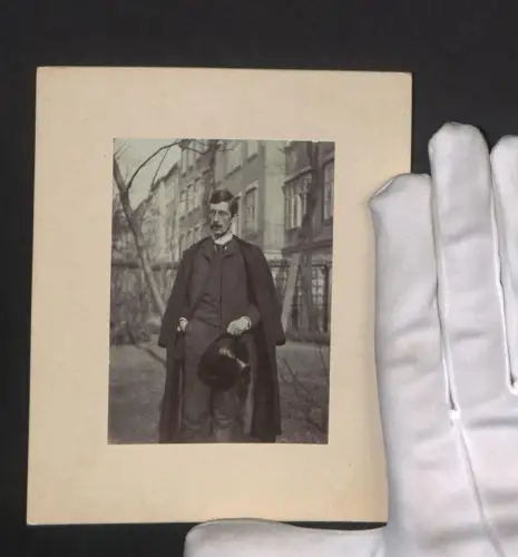 Fotografie unbekannter Fotograf und Ort, Portrait von Fritz Kenner mit Zylinder