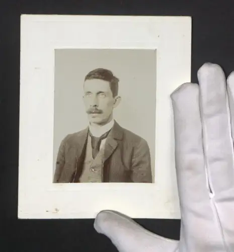 Fotografie R. Lechner, Wien, Graben 31, Portrait eines Mannes mit Schnurrbart und eleganter Kleidung im Jahr 1903