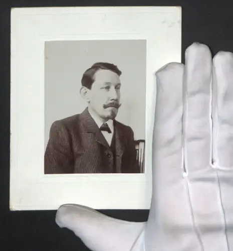 Fotografie R. Lechner, Wien, Graben 31, Portrait eines Mannes mit gepflegtem Schnurrbart