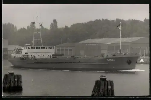 Fotografie Sowjetisches Binnenfrachtschiff Ladoga-5 im Hafen