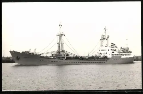 Fotografie Sowjetisches Frachtschiff Kuivastu in Fahrt in einem Seekanal