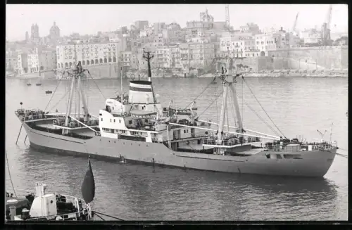 Fotografie Sowjetisches Frachtschiff Kyardla von 1962 im Hafen vor Anker liegend
