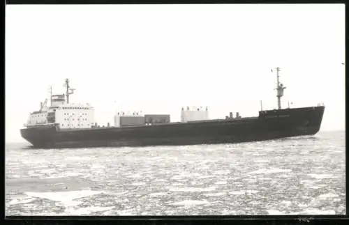 Fotografie Sowjetisches Frachtschiff Kuzma Minin in Fahrt bei Eisgang