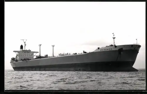 Fotografie Sowjetisches Tankschiff Kuzbass von 1978 in Ballast vor Anker liegend