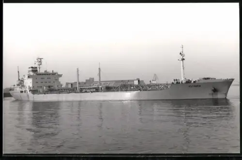 Fotografie Sowjetisches Tankschiff Kutaissi beladen im Schlepp vor einem Hafen