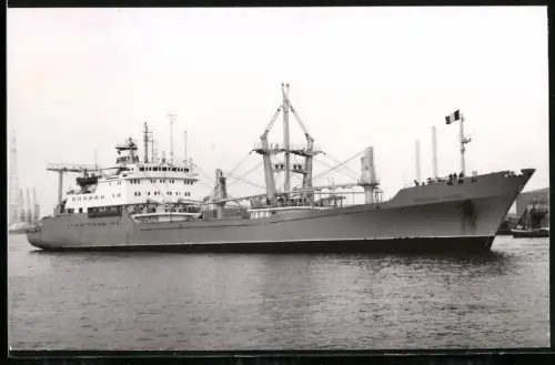 Fotografie Sowjetisches Frachtschiff Leninskaya Gvardiya mit Schwergut-Ladebäumen an Deck