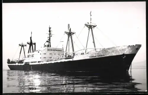 Fotografie Sowjetisches Kombischiff Leninskiy Komzomol von 1959 vor Anker iegend