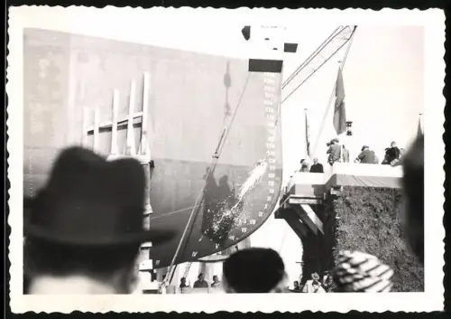 Fotografie Taufe und Stapellauf des niederländischen Frachtschiffes Zaanland