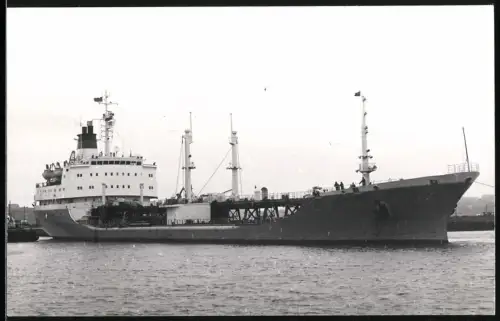 Fotografie Sowjetisches Tankschiff Fridrikh Tsander von 1974 im Schlepp