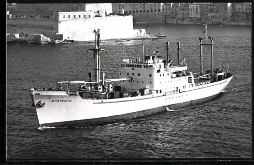 Fotografie Sowjetisches Frachtschiff Floreshty von 1958 im Hafen von La Valetta, Malta