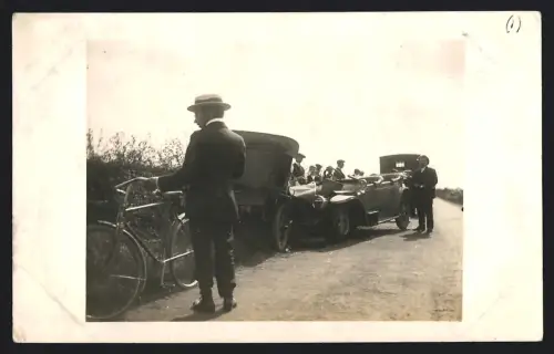 3 Fotografien unbekannter Fotograf und Ort, Unfallszene mit Automobilen und Fahrrad, Verletzter mit Armschlinge
