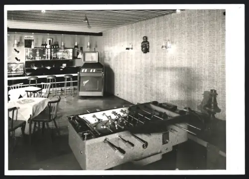 6 Fotografien unbekannter Fotograf, Ansicht Kaiserslautern, Cafe Florida, Innenansicht mit Tischfussball und Bar