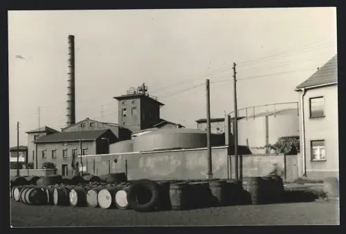 Fotografie unbekannter Fotograf, Ansicht Zörbig, Zörbig VEB Ogis, Industrielle Anlage mit Schornstein