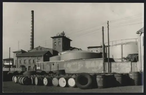 Fotografie unbekannter Fotograf, Ansicht Zörbig, Zörbig VEB Ogis, Industrieanlage mit Fässern und Reifen