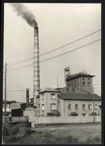 Fotografie unbekannter Fotograf, Ansicht Zörbig, Zörbig VEB Ogis, Industriegebäude mit rauchendem Schornstein