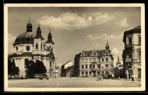 AK Kremsier, Ortspartie mit Kirche, Fotogeschäft und Drogerie