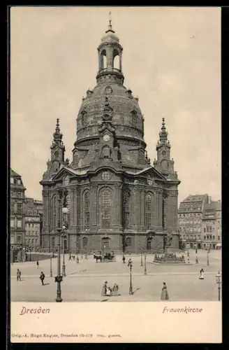 AK Dresden, Passanten und Kutsche vor der Frauenkirche