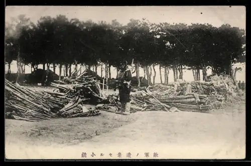 AK Japanischer Soldat mit grossen Mengen erbeuteter Gewehre